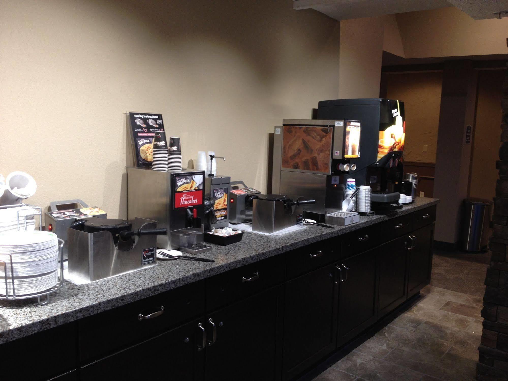 Boarders Inn & Suites By Cobblestone Hotels - Grand Island Buitenkant foto